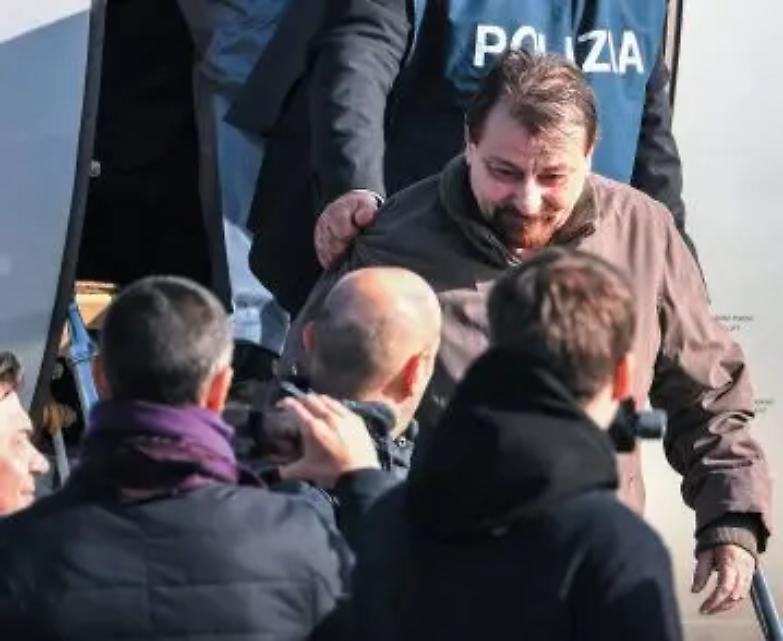 Battisti: cos&igrave; il piccolo malavitoso &egrave; diventato il pericolo pubblico numero uno