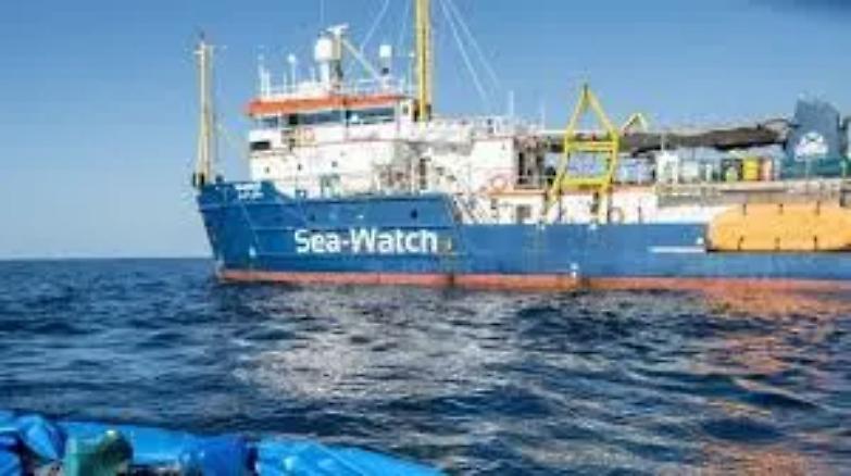 Sea Watch, blitz di tre deputati: &laquo;Fateli sbarcare&raquo;. La replica di Salvini: &laquo;Siete dei fuorilegge&raquo;