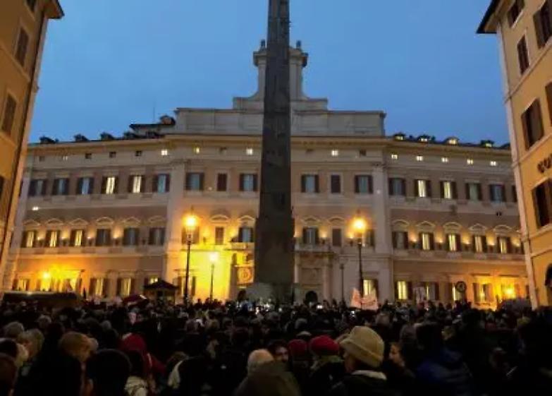 &laquo;Adesso fateli sbarcare!&raquo; La sinistra ritrova la piazza