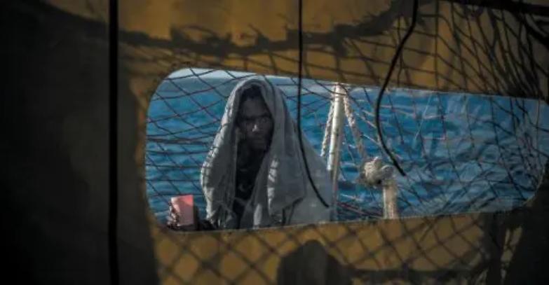 Sea Watch, 12&deg; giorno: finalmente inizia lo sbarco dei migranti