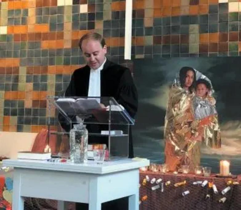 La messa &egrave; infinita: tre mesi di preghiera per salvare i migranti