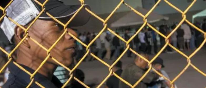 La governatrice del New Mexico richiama gli agenti di frontiera: &laquo;Nessuna emergenza migranti&raquo;