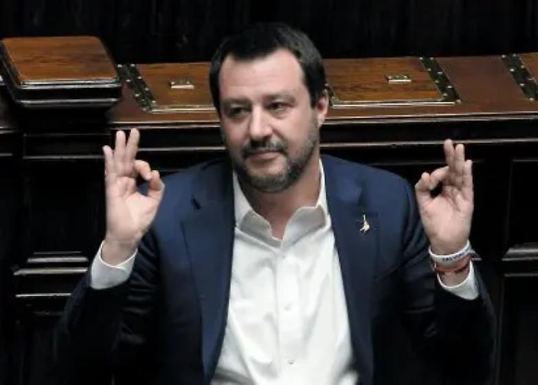 Salvini rassicura i suoi: &laquo;Il governo va avanti&raquo;. Il Senat&ugrave;r lo benedice