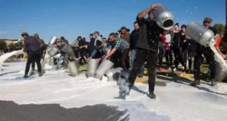 Maria Barca: &laquo;Buttiamo il latte ma &egrave; il nostro sangue. Non ci fermiamo...&raquo;