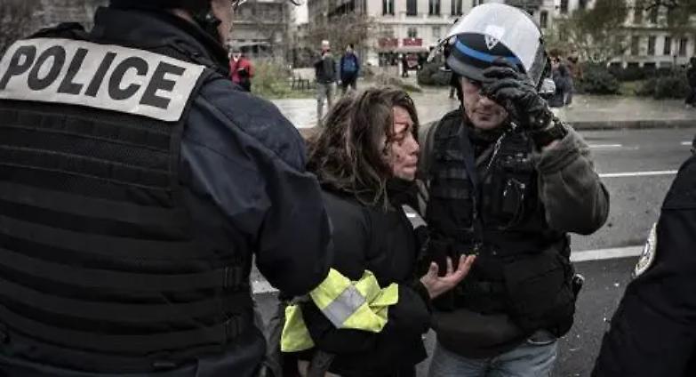L&rsquo;Onu accusa Macron: &laquo;Polizia violenta e attacchi al diritto di manifestare&raquo;
