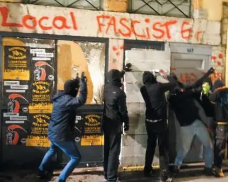 Macron scioglie i cugini francesi di Casapound