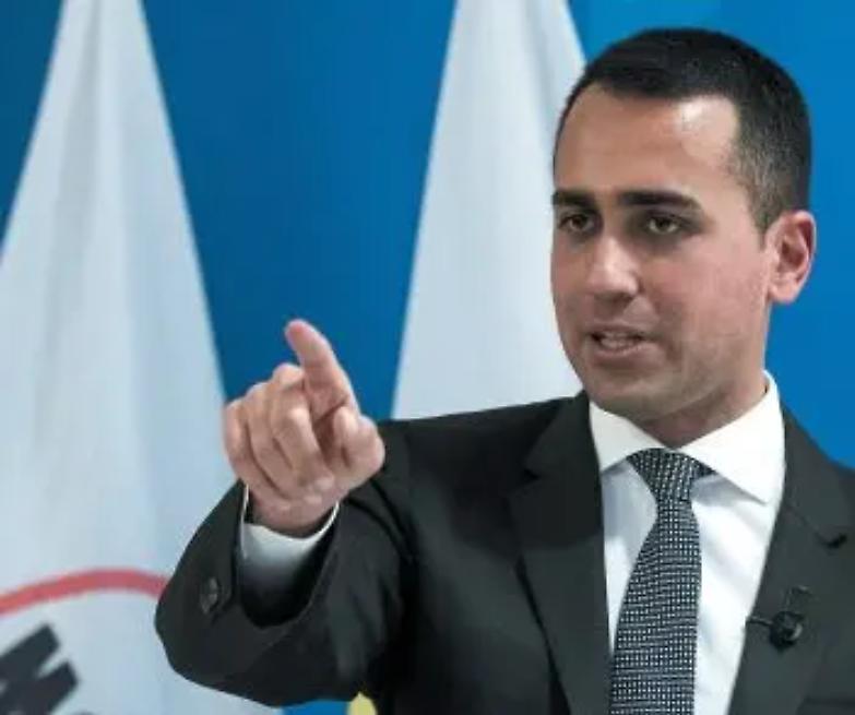 Di Maio rompe il tab&ugrave; su alleanze e due mandati. Ma la fronda si allarga