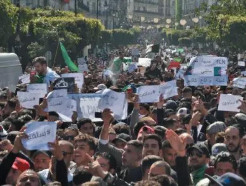 Anche l&rsquo;avvocatura vuole la fine dell&rsquo;era Bouteflika