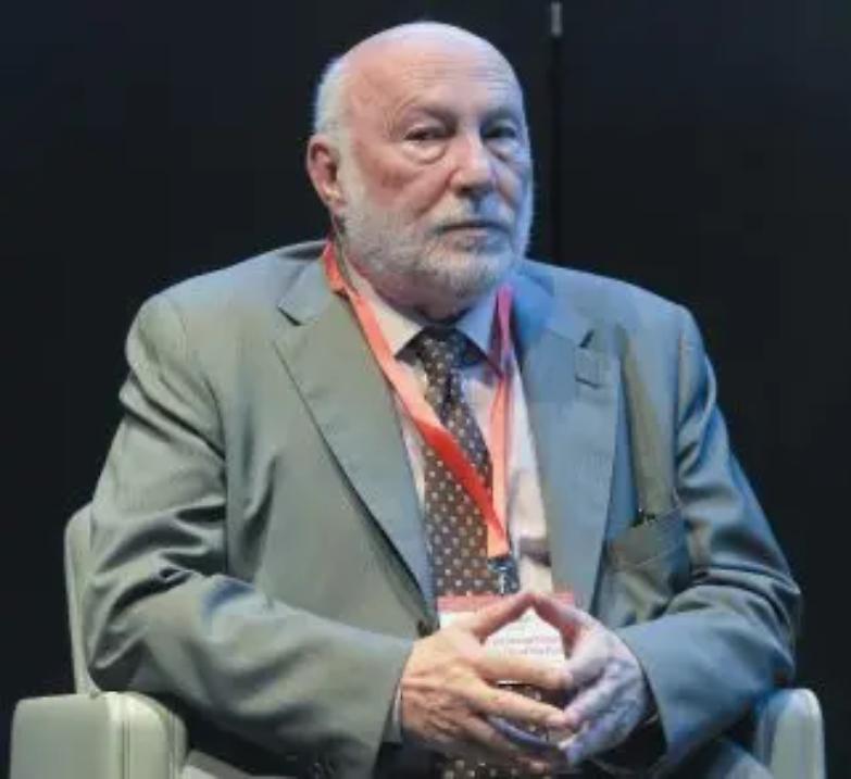 Il sociologo De Masi: &laquo;Hanno scaricato Grillo per trasformarsi in partito&raquo;