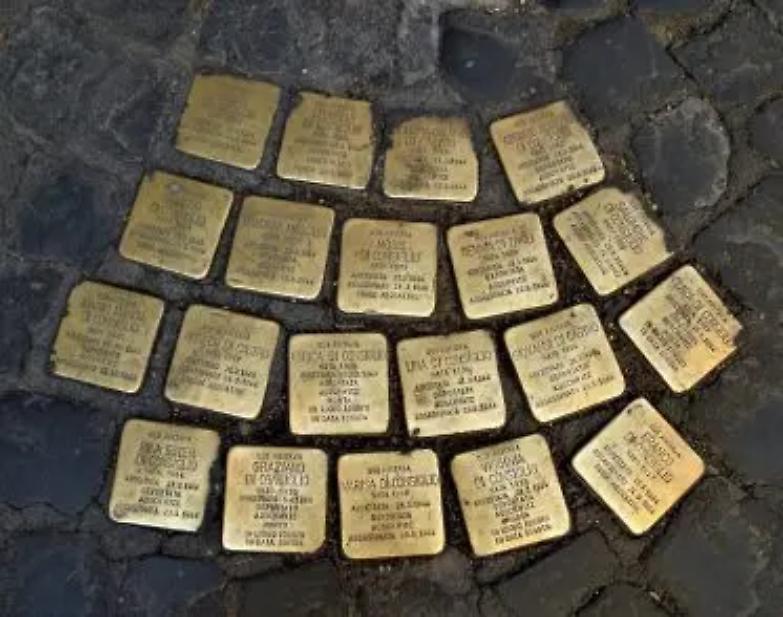 Gli intolleranti deturpano le pietre d&rsquo;inciampo, simbolo dell&rsquo;odio nazista