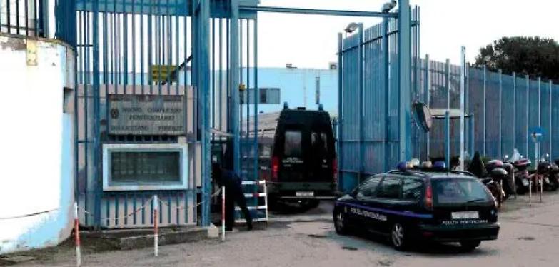 Cassino, il carcere cade a pezzi, trasferiti i cento detenuti