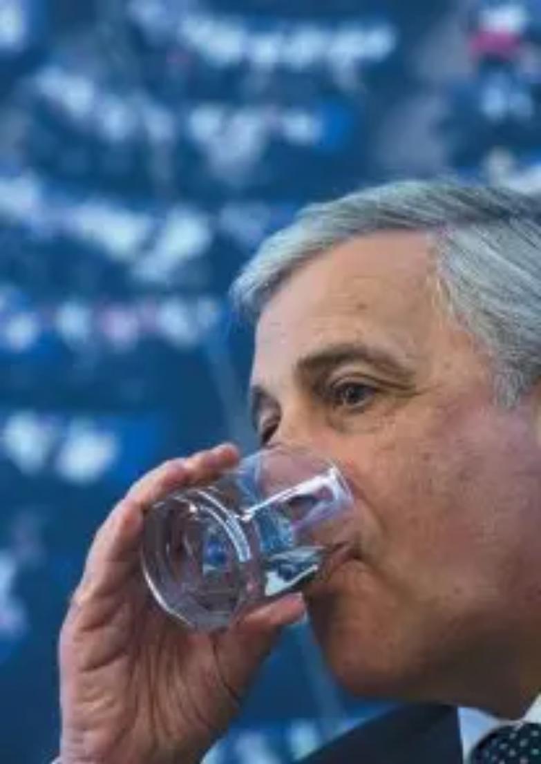 Eurobufera su Tajani: &laquo;Ha elogiato il Duce: si scusi o si dimetta&raquo;. E lui si scusa...