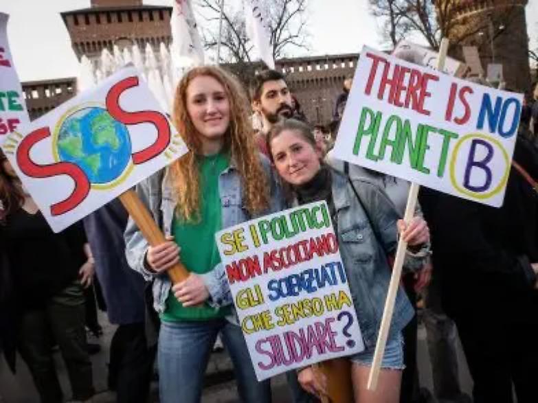 La marea Green invade il mondo, 100mila studenti sfilano a Milano