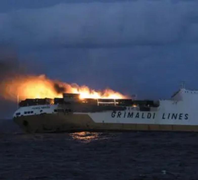 La nave italiana affondata &laquo;&egrave; una bomba ecologica&raquo;
