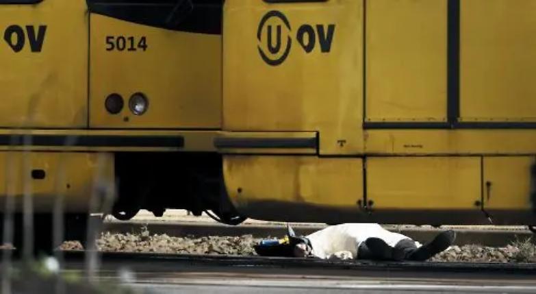 Spari alla cieca sul tram: morti e feriti a Utrecht La polizia: &laquo;Terrorismo&raquo;