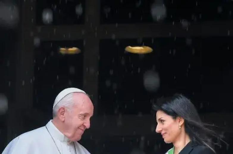 La preghiera di Bergoglio alla sindaca: fa diventare Roma la Capitale dell&rsquo;accoglienza
