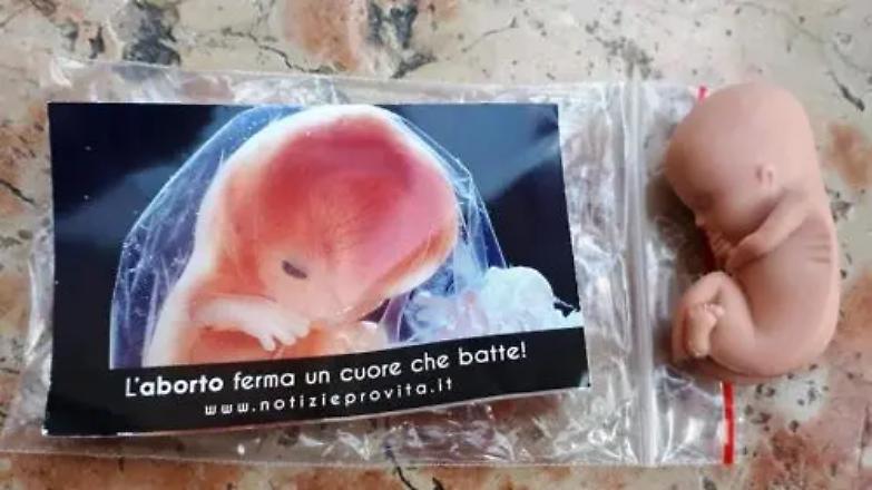 Feti di gomma e attacchi alla 194. A Verona sfilano le famiglie &ldquo;normali&rdquo;