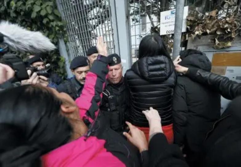 La rivolta di Torre Maura contro i rom: la procura indaga per odio razziale