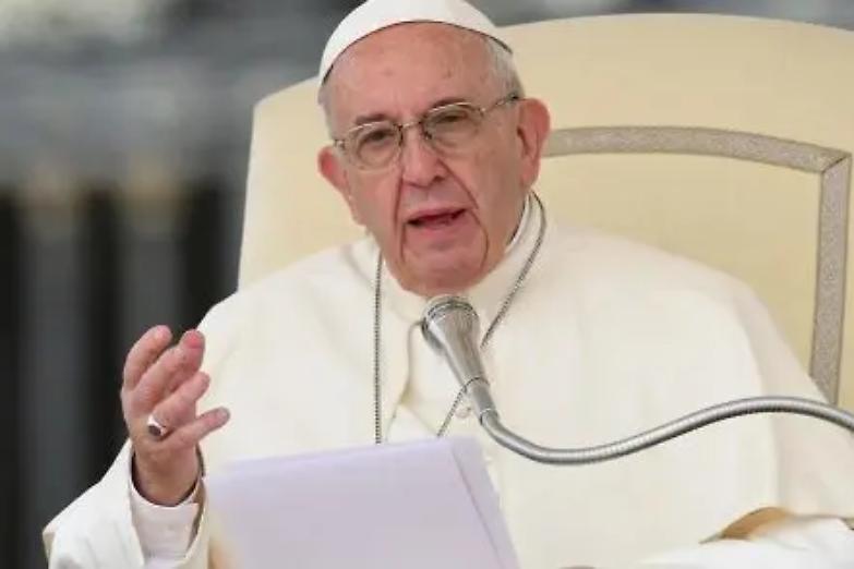 Il Papa sprona i giovani : &laquo;Rischiate, non guardate il mondo da turisti&raquo;