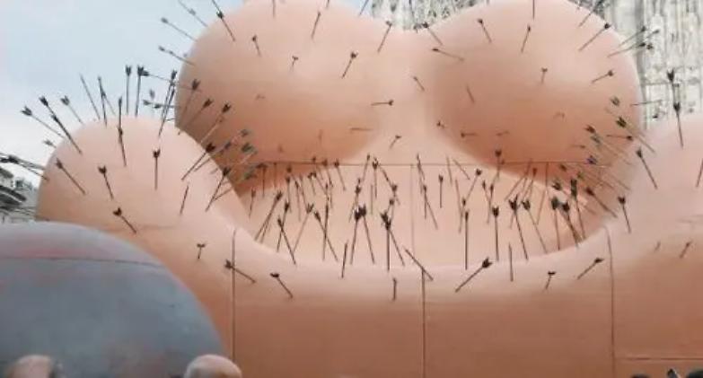 La donna come una poltrona senza testa. Se questo non &egrave; maschilismo...