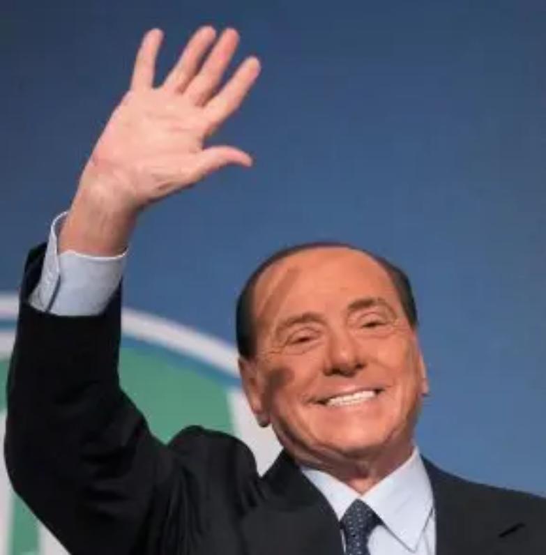 I sondaggi rianimano i berluscones, ma resta l&rsquo;incubo della scissione