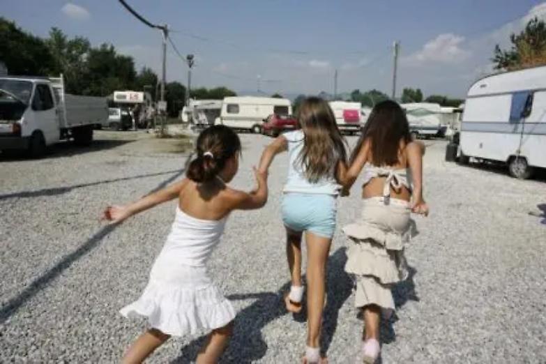 Insulti e sputi ai bambini rom usciti dal cinema. Succede a Napoli