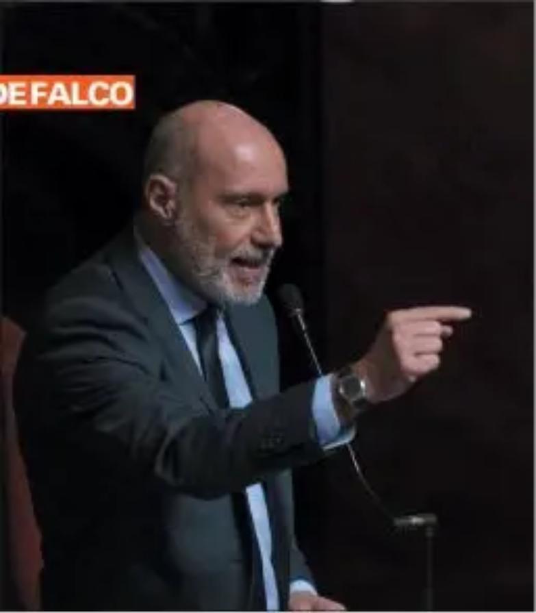 La versione di De Falco: &laquo;Non basta un tweet per chiudere i porti&raquo;