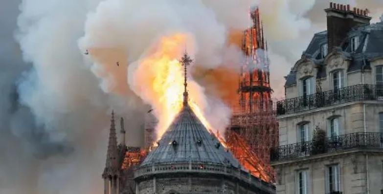 Brucia la cattedrale di Notre-Dame, un capolavoro in fiamme