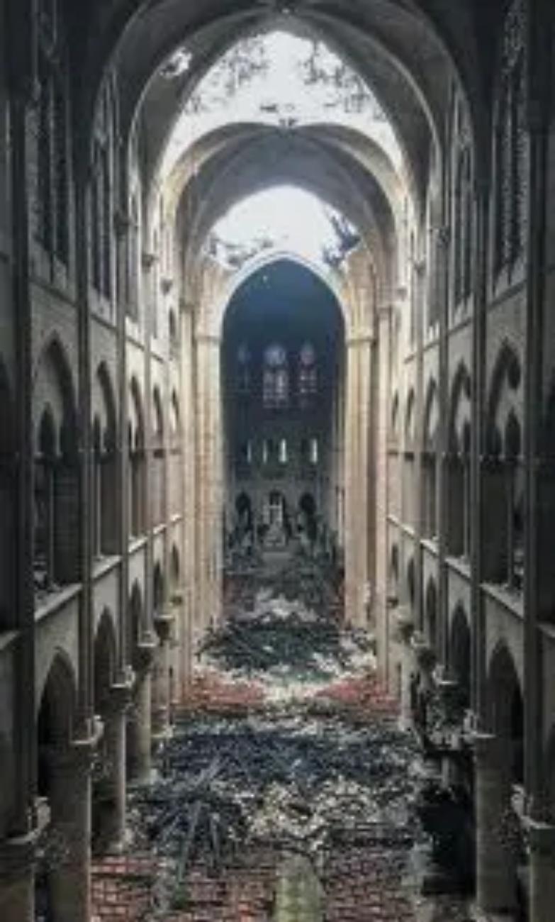 Notre-Dame, le fiamme che hanno bruciato la storia sacra e pagana