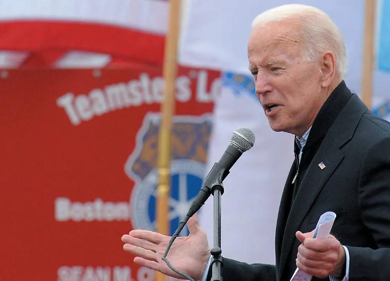 La versione di Biden: &laquo;non ci meritiamo otto anni di Trump&raquo;