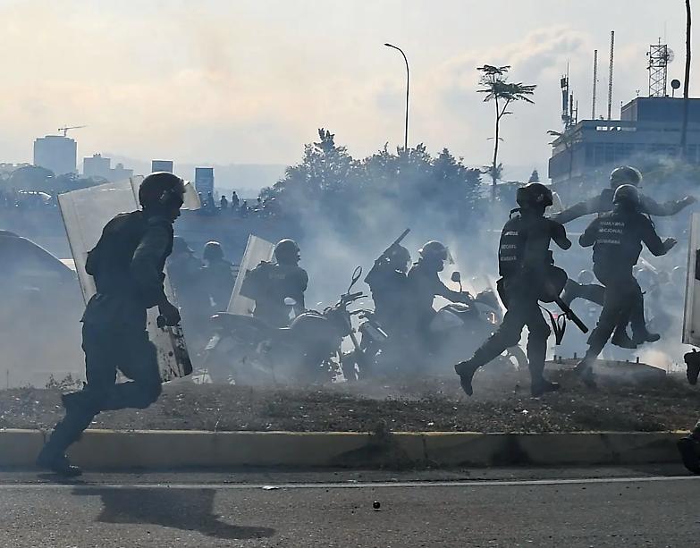 In Venezuela si spara in piazza, carri armati contro i manifestanti