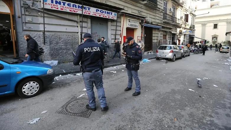 Spari in strada a Napoli. Tre feriti, tra loro una bambina: &egrave; grave