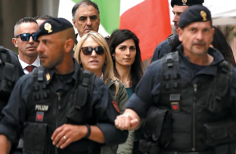 Raggi difende i rom, insultata e assediata. Gelo con Di Maio