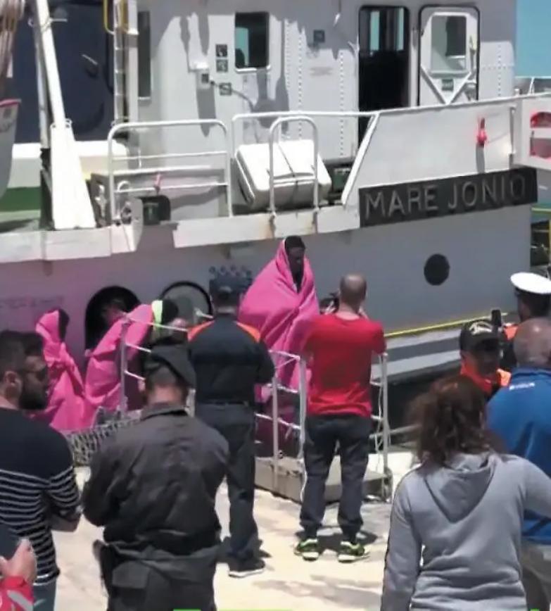 Tunisia, tragedia in mare 70 morti. E in cento sbarcano a Lampedusa