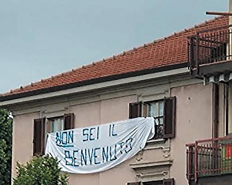 Se lo striscione non &egrave; biodegradabile turba il comizio