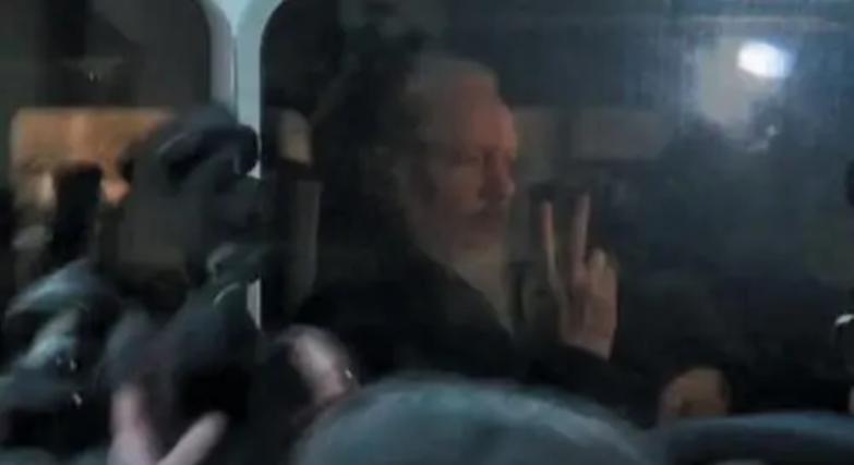 Assange, la Svezia riapre il caso di stupro: rischia l&rsquo;estradizione