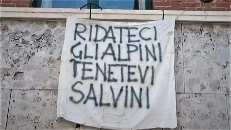 Il popolo degli striscioni: la rivincita della realt&agrave; sulla politica virtuale