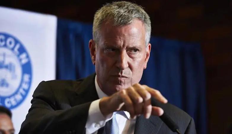 Anche Di Blasio scende in campo: &laquo;Caccer&ograve; l'impostore Trump&raquo;