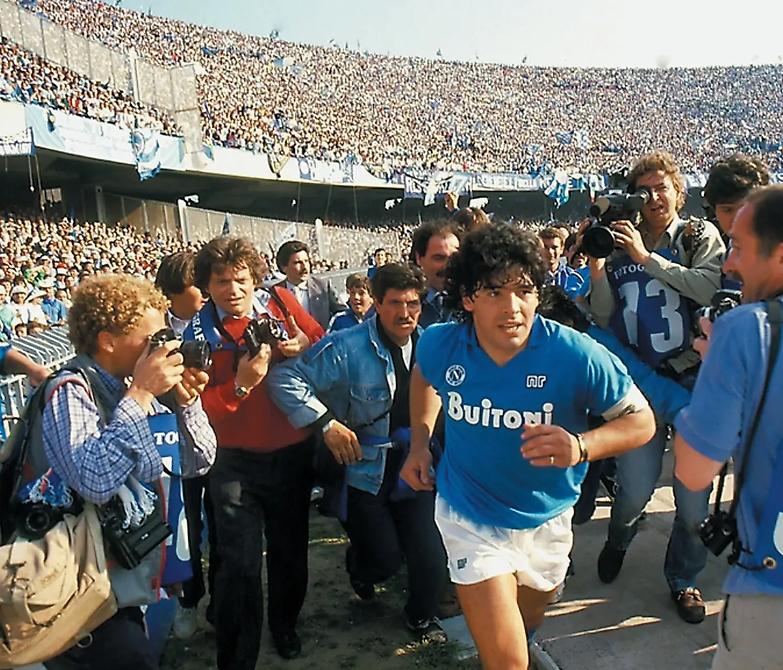 Viva Maradona! Il Dio del calcio buca anche lo schermo di Cannes