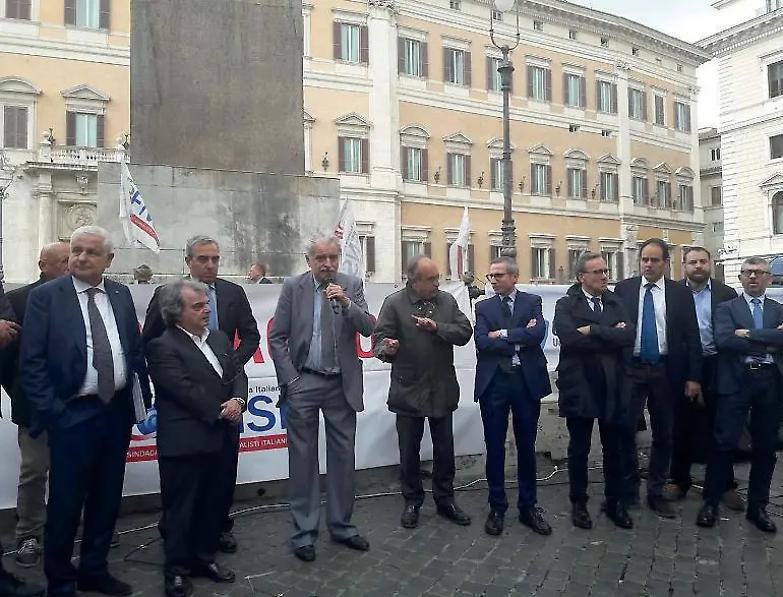 Sit- in a Montecitorio di Lega e opposizioni per Radio Radicale