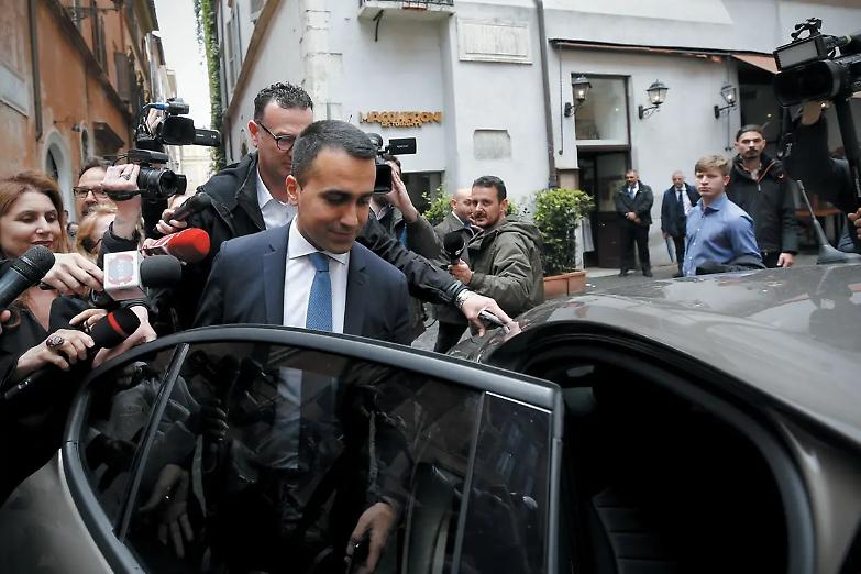 Correnti, tradimenti e mediazioni: il Movimento &egrave; quasi un partito