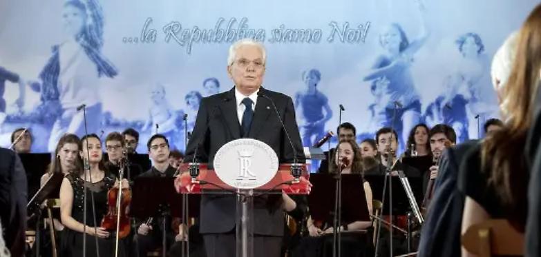 2 giugno, Mattarella: &laquo;La democrazia &egrave; incompatibile con chi cerca sempre nemici&raquo;