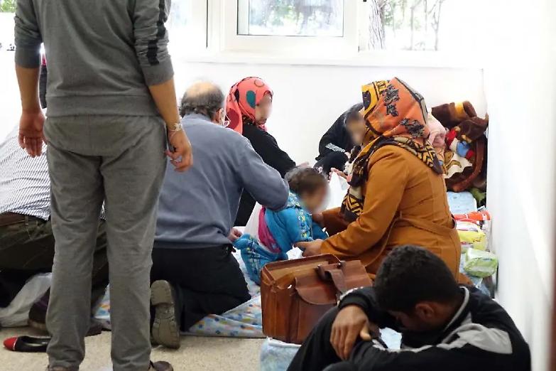 Sbarco di 70 migranti in Puglia, &egrave; gara di solidariet&agrave; per accoglierli