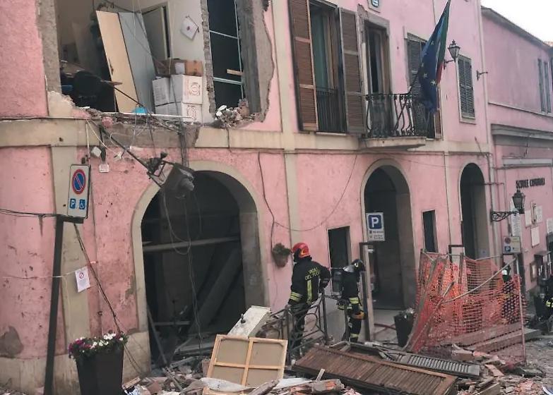 Esplosione a Rocca di Papa, crolla un&rsquo;ala del comune. Grave il sindaco, feriti tre bambini