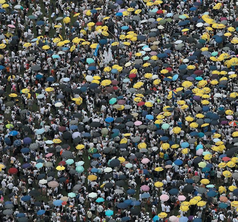 Hong Kong, marea umana contro le ingerenze cinesi