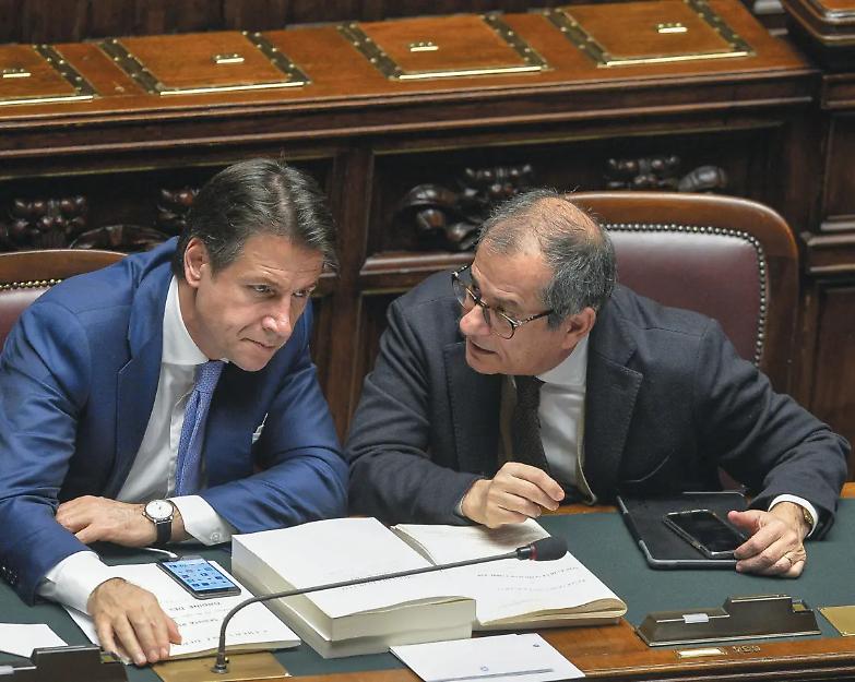 Junker: l&rsquo;Italia rischia grosso. Ma Conte insiste: meno tasse