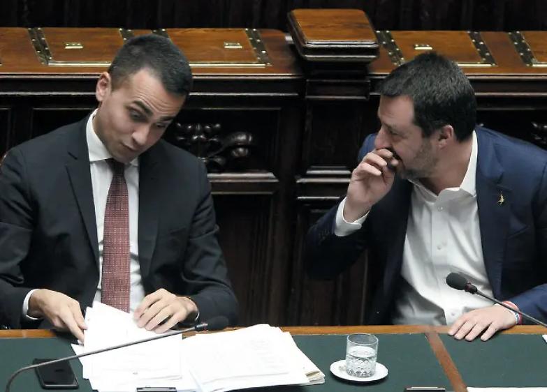 Governo, sgambetti e intese. Il M5S agita la questione morale
