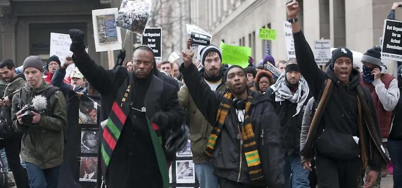 Guerriglia a Memphis. La polizia uccide: 20 colpi contro un afroamericano