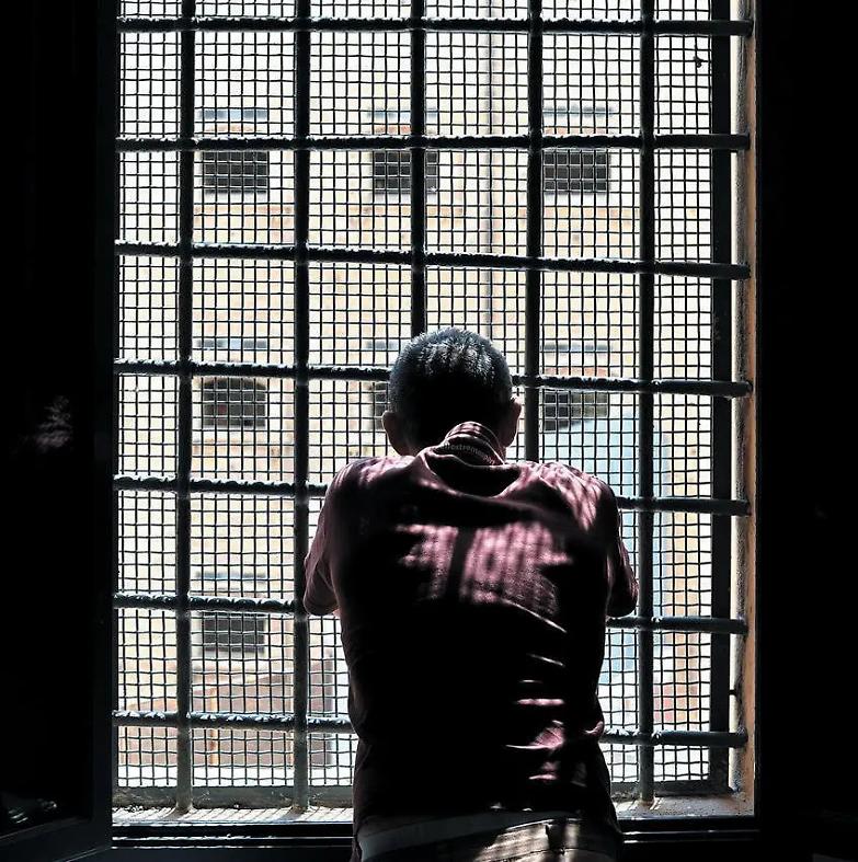 &laquo;Mio figlio sta male e non pu&ograve; stare in carcere: lo stanno uccidendo&raquo;