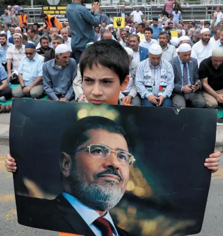 Morsi fa paura anche da morto. Negati i funerali al Cairo